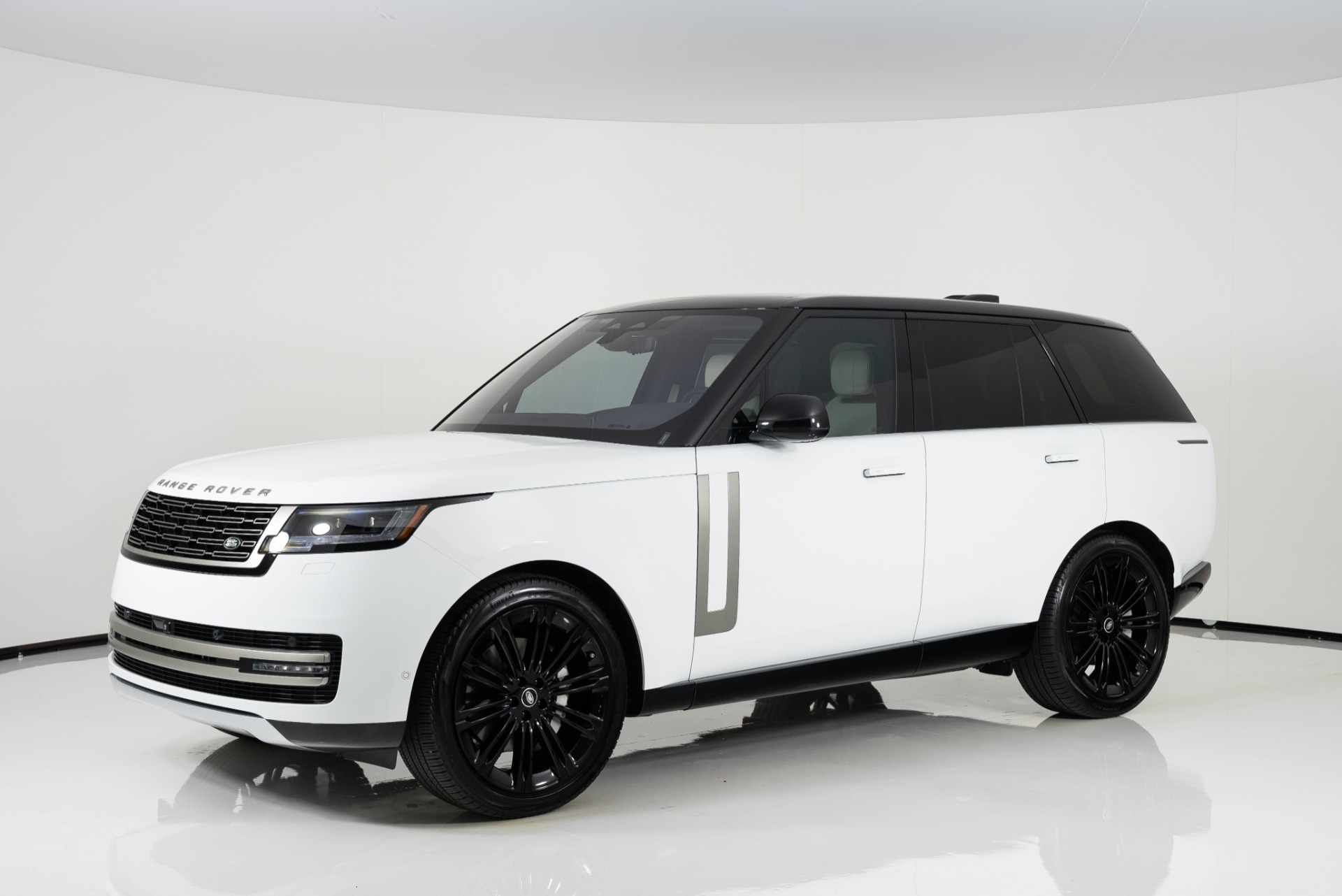 
								2023 Land Rover Range Rover SE full									