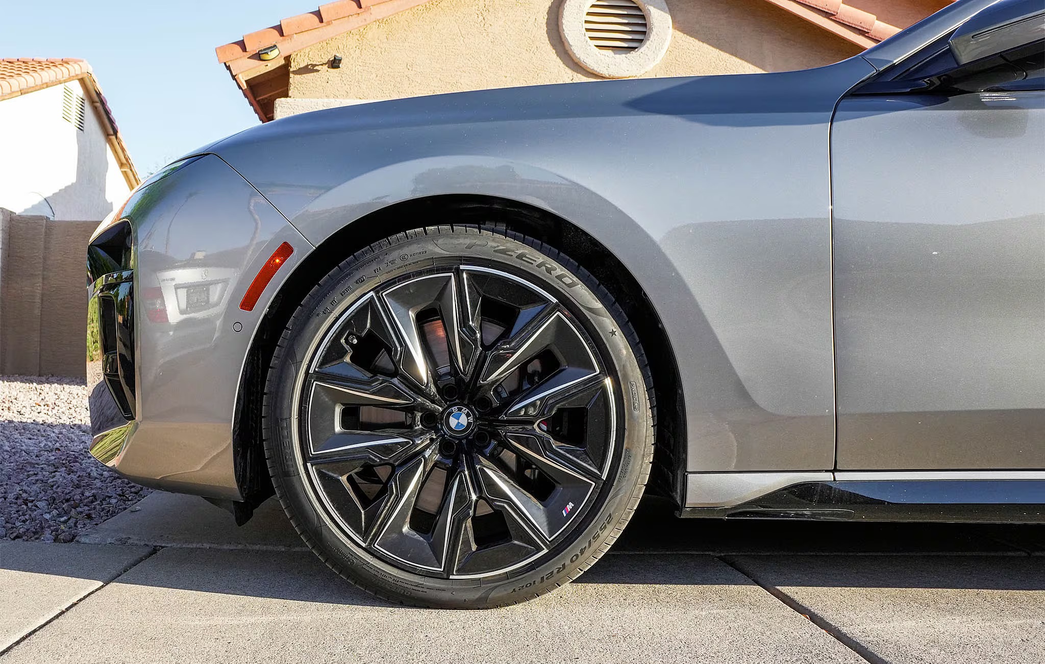 
								2024 BMW 760i xDrive full									