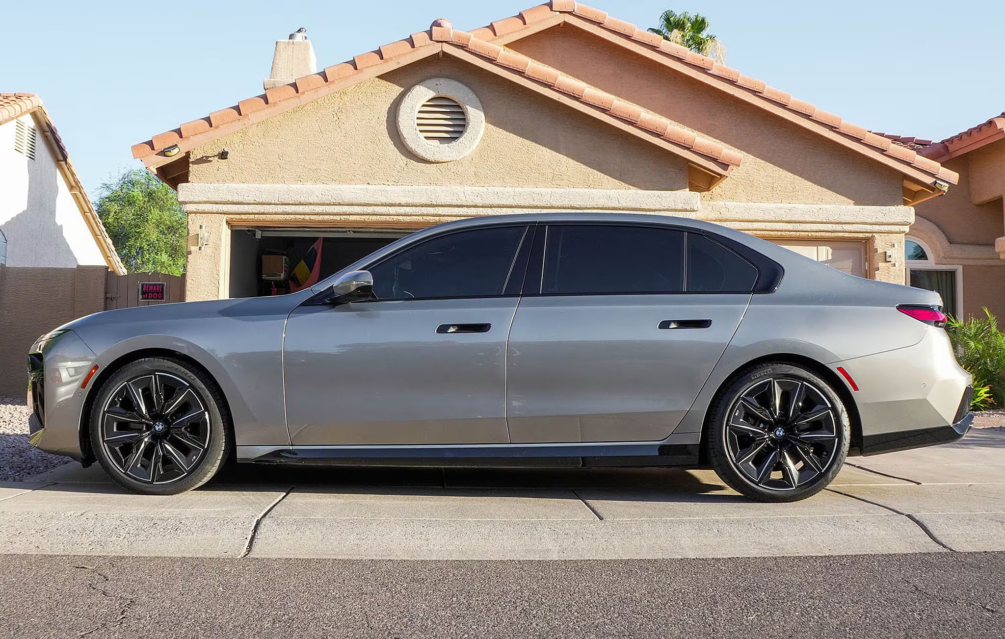 
								2024 BMW 760i xDrive full									
